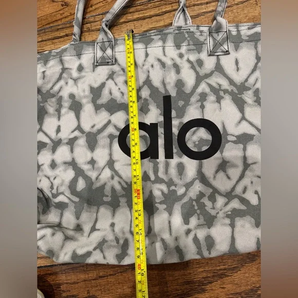 Alo Yoga Tiedye Signature Oversized Tote Bag - Picture 5 of 10